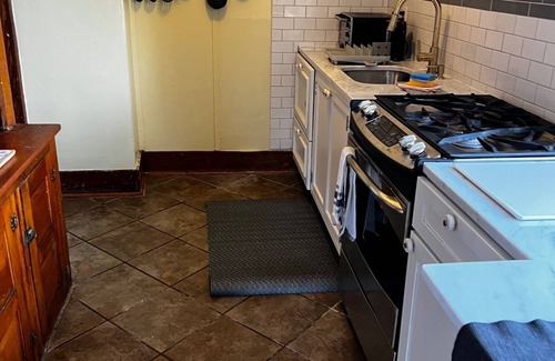 Downtown Syracuse Apartment | Cozy 1-bedroom apartment with WiFi, and restaurants nearby in Syracuse