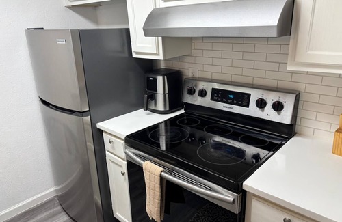Northwest Dallas Apartment | Cozy 1-bedroom apartment in perfect Dallas with AC, WiFi