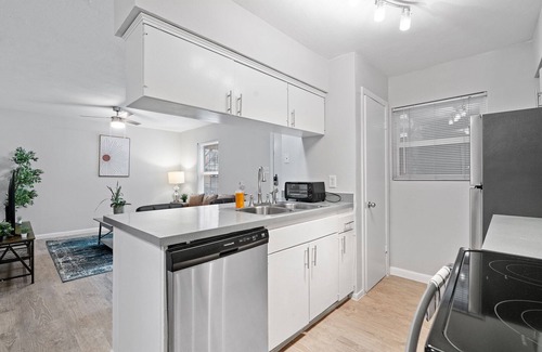 Highland Apartment | Cozy 1 Bedroom Apt in Austin Highland 3343