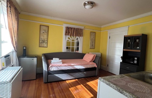 Fifth Ward Condo | Cozy 1-bedroom condo in the heart of Newport