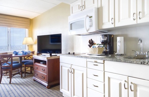 Goat Island Condo | Cozy 1-bedroom condo with WiFi, fitness room in delightful Newport