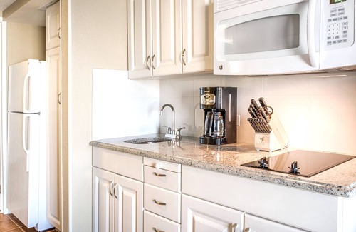 Goat Island Condo | Cozy 1-bedroom condo with WiFi, fitness room in delightful Newport