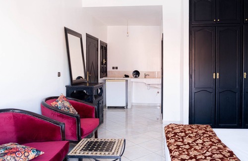 Medina Hotel | Cozy 1-bedroom hotel with WiFi, AC in brilliant Marrakech