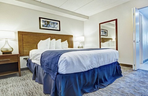 Newport Resort | Cozy 1-bedroom Inn on Harbor Thames St