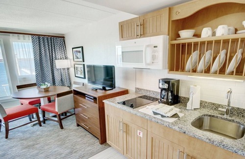 Newport Resort | Cozy 1-bedroom Inn on Harbor Thames St
