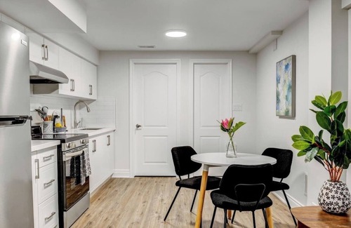 Churchill Meadows Apartment | Cozy 1-bedroom with Full Kitchen, workspace, WiFi and AC in charming Mississauga