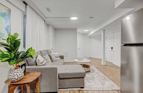 Churchill Meadows Apartment | Cozy 1-bedroom with Full Kitchen, workspace, WiFi and AC in charming Mississauga