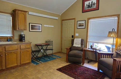 Cortez House | Cozy 1-BR Guest House near Mesa Verde Fast WiFi, A/C, Mountain Views
