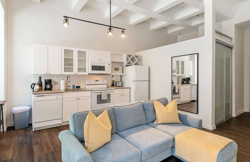 Downtown Cincinnati Apartment | Cozy 1BR in Downtown | Walk to Stadiums + Gym