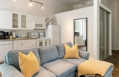 Downtown Cincinnati Apartment | Cozy 1BR in Downtown | Walk to Stadiums + Gym