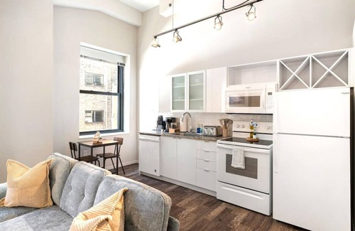 Downtown Cincinnati Apartment | Cozy 1BR in Downtown | Walk to Stadiums + Gym