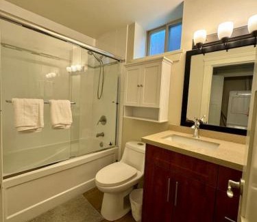 East Side House | Cozy 1BR Near Skytrain - Explore Vancouver Easily