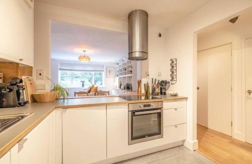 Ascot Apartment | Cozy 1BR Opposite Ascot Racecourse, Free Parking