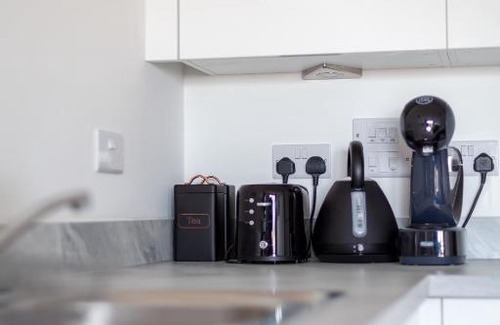 West Thurrock Apartment | Cozy 1BR with Feature Balcony near Lakeside Shopping Centre, Thurrock