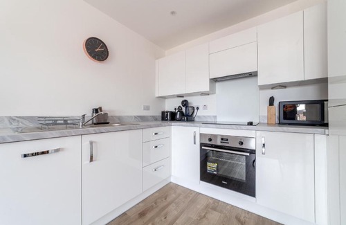 West Thurrock Apartment | Cozy 1BR with Feature Balcony near Lakeside Shopping Centre, Thurrock