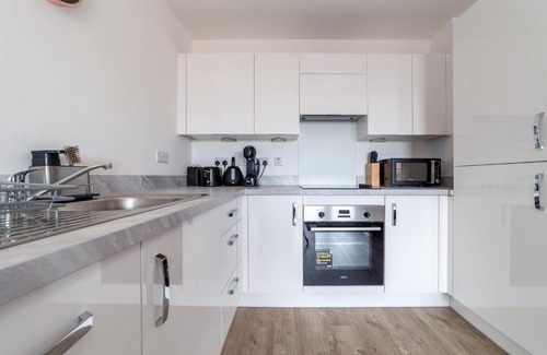 West Thurrock Apartment | Cozy 1BR with Feature Balcony near Lakeside Shopping Centre, Thurrock