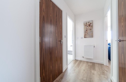 West Thurrock Apartment | Cozy 1BR with Feature Balcony near Lakeside Shopping Centre, Thurrock