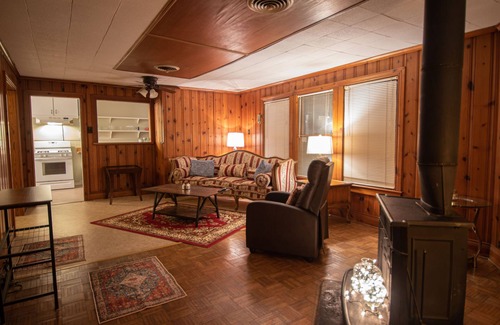 Highland Park House | Cozy 2 Bdrm/1 Bath/Pet Friendly Home Close To Downtown.