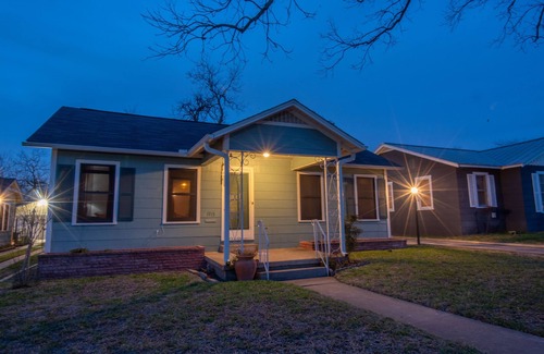 Highland Park House | Cozy 2 Bdrm/1 Bath/Pet Friendly Home Close To Downtown.