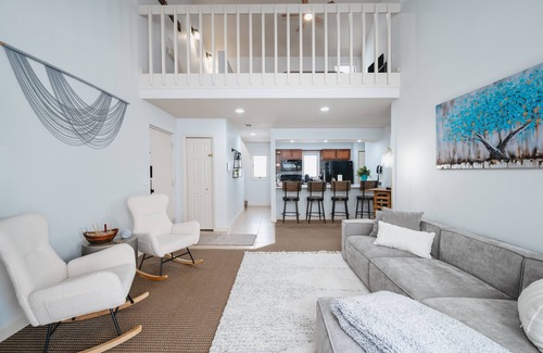 Acme Condo | Cozy 2-Bed Golf Course Condo. Minutes To The Beach!