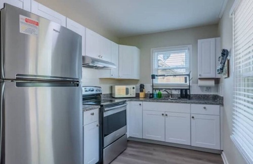 North San Antonio - SAT House | Cozy 2 bed near Downtown with backyard & firepit