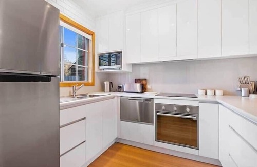 Hobart Central Business District House | Cozy 2-Bed Villa in Prime Location with parking.