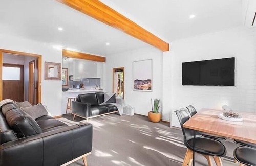 Hobart Central Business District House | Cozy 2-Bed Villa in Prime Location with parking.