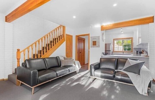 Hobart Central Business District House | Cozy 2-Bed Villa in Prime Location with parking.