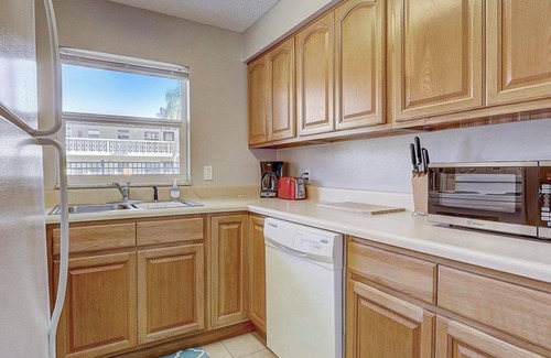 Bayview Park Apartment | Cozy 2-bedroom apartment in beautiful Cocoa Beach with WiFi, AC