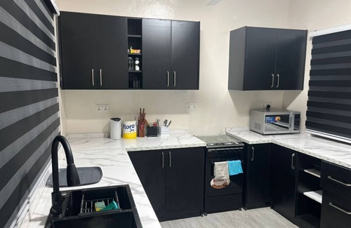 Dzorwulu House | Cozy 2-bedroom apartment in enchanting Accra with AC, WiFi, and Perfect Location