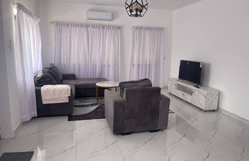 Dzorwulu House | Cozy 2-bedroom apartment in enchanting Accra with AC, WiFi, and Perfect Location