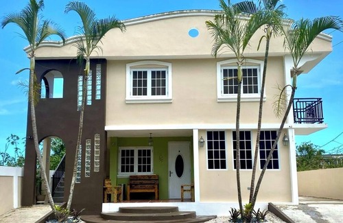 Yauco Pueblo Apartment | Cozy 2-bedroom apartment in beautiful Yauco with AC, WiFi