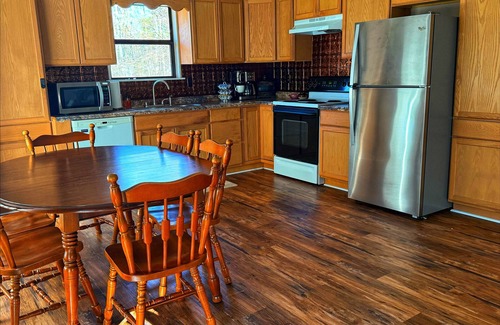 Minden Cabin | Cozy 2-bedroom cabin with WiFi, AC in tranquil Doyline