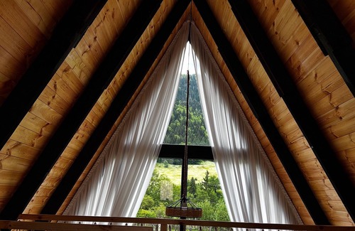 Likani Ski Chalet | Cozy 2-bedroom chalet in wonderful Tba with AC