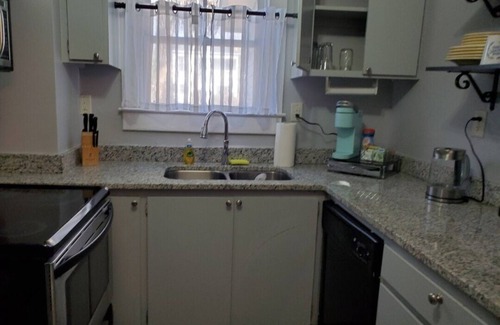 Eastside Condo | Cozy 2-bedroom condo in charming Savannah 10 minutes to downtown and river st