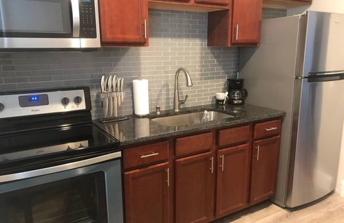 Top of the Hill Condo | Cozy 2-bedroom Downtown. Wifi. Private Yard.
