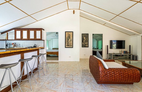 Santa Fe House | Cozy 2-bedroom house in Bantayan Island with Starlink WiFi and AC.