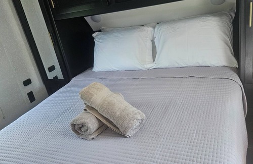 Caimital Bajo House | Cozy 2-bedroom mobile home with WiFi, AC & Jacuzzi