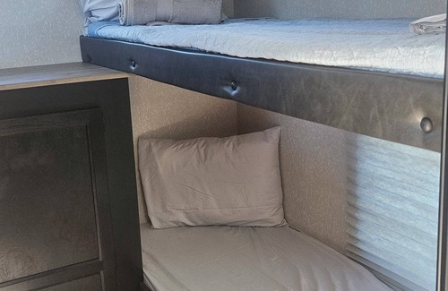 Caimital Bajo House | Cozy 2-bedroom mobile home with WiFi, AC & Jacuzzi