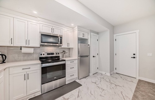 Calgary Apartment | COZY 2 BEDROOM SUITE IN AMBLETON