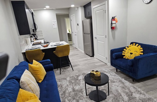 Southwest Calgary House | Cozy 2 bedroom Suite in SouthWest, Calgary - Fast Wifi + Free Parking