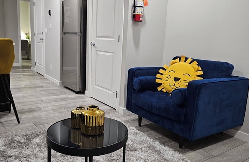 Southwest Calgary House | Cozy 2 bedroom Suite in SouthWest, Calgary - Fast Wifi + Free Parking
