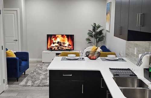 Southwest Calgary House | Cozy 2 bedroom Suite in SouthWest, Calgary - Fast Wifi + Free Parking