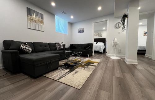 Erin Mills Apartment | Cozy 2 Bedrooms Modern Basement Suite with Private entrance, Kitchen and parking