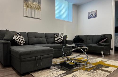 Erin Mills Apartment | Cozy 2 Bedrooms Modern Basement Suite with Private entrance, Kitchen and parking