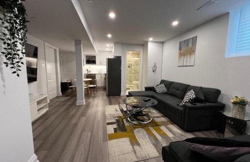 Erin Mills Apartment | Cozy 2 Bedrooms Modern Basement Suite with Private entrance, Kitchen and parking