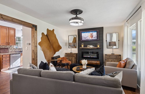 Pittman Center Cabin | Cozy 2-BR Cabin, Private Hot Tub, Minutes from Downtown Gatlinburg