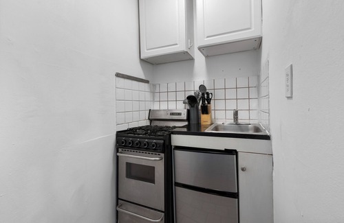 Central Park South Apartment | Cozy 2BR/1BA for 5! Near Central Park!