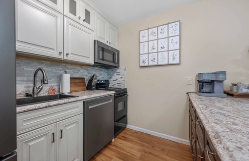 Hill City House | Cozy 2BR + Loft | Resort Townhome Retreat | Near Trails, Golf, Dock Access
