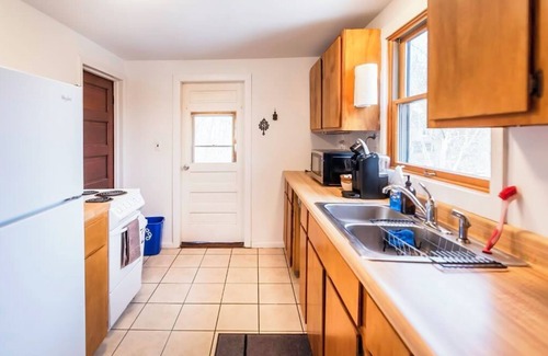 Arborview Neighborhood Apartment | Cozy 2BR Loft, Stroll to Downtown A2